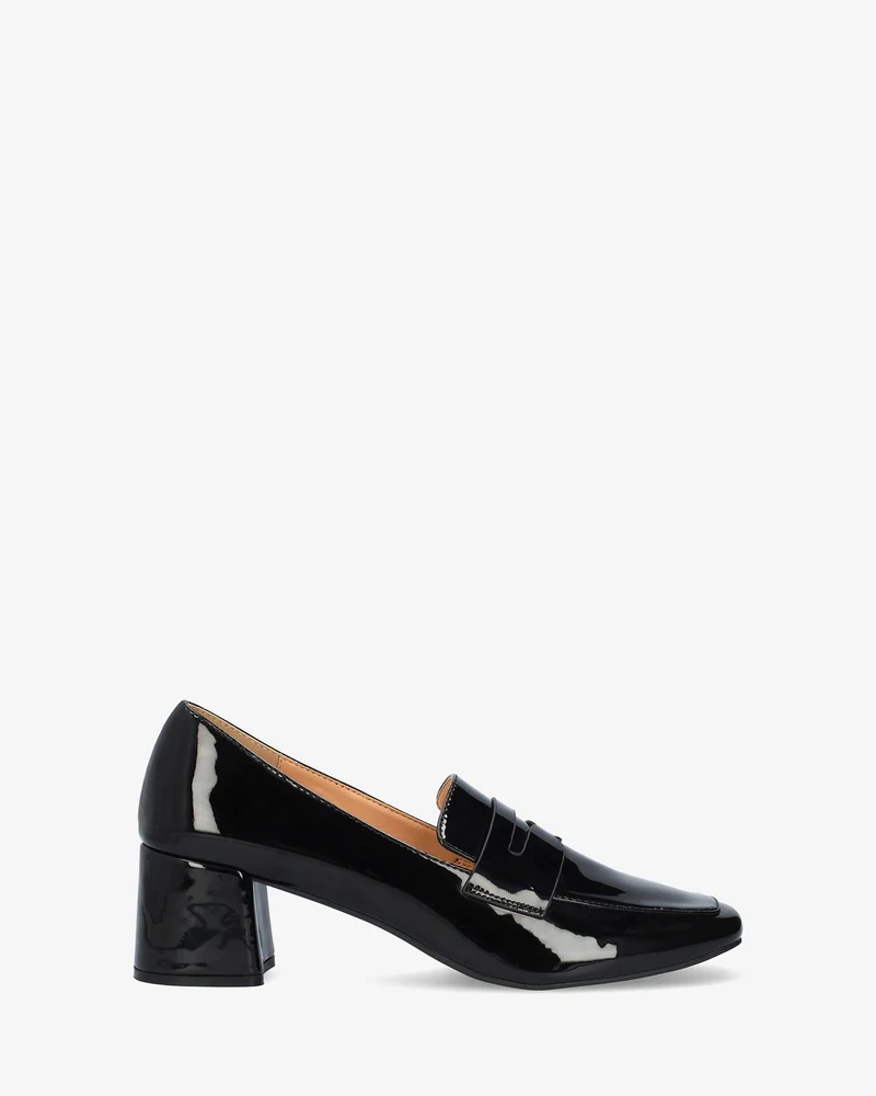 Mocasín con tacón en charol negro